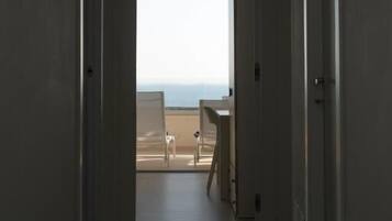 Suite Superior, vista mare | Una scrivania, postazione laptop, tende oscuranti, insonorizzazione