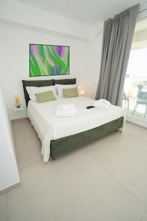 Superior Suite, Sea View | Desk, laptop workspace, blackout drapes, soundproofing