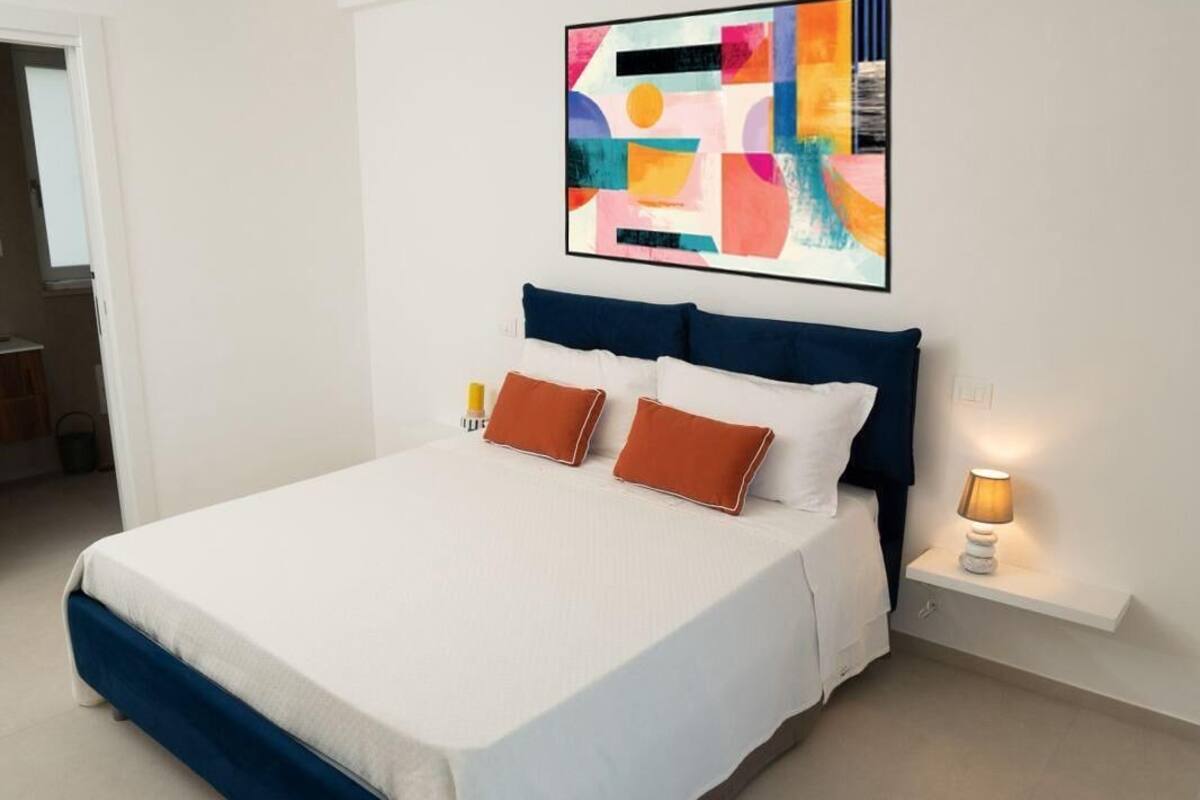 Habitación doble Deluxe, vista parcial al mar | Escritorio, espacio para trabajar con laptop y cortinas blackout