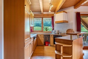 Mikrovågsugn, spishäll, diskmaskin och kaffe- och tebryggare