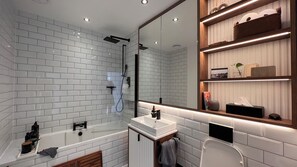 Secador de cabelo, toalhas de banho, sabonete, papel higiênico