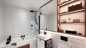 Hair dryer, towels, soap, shampoo - Peaceful Oasis in London. Luxury Apartment with Outdoor Dining, Close to station (London)