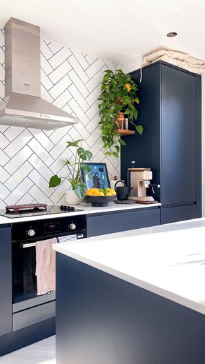 Fridge, oven, stovetop, dishwasher - Peaceful Oasis in London. Luxury Apartment with Outdoor Dining, Close to station (London)