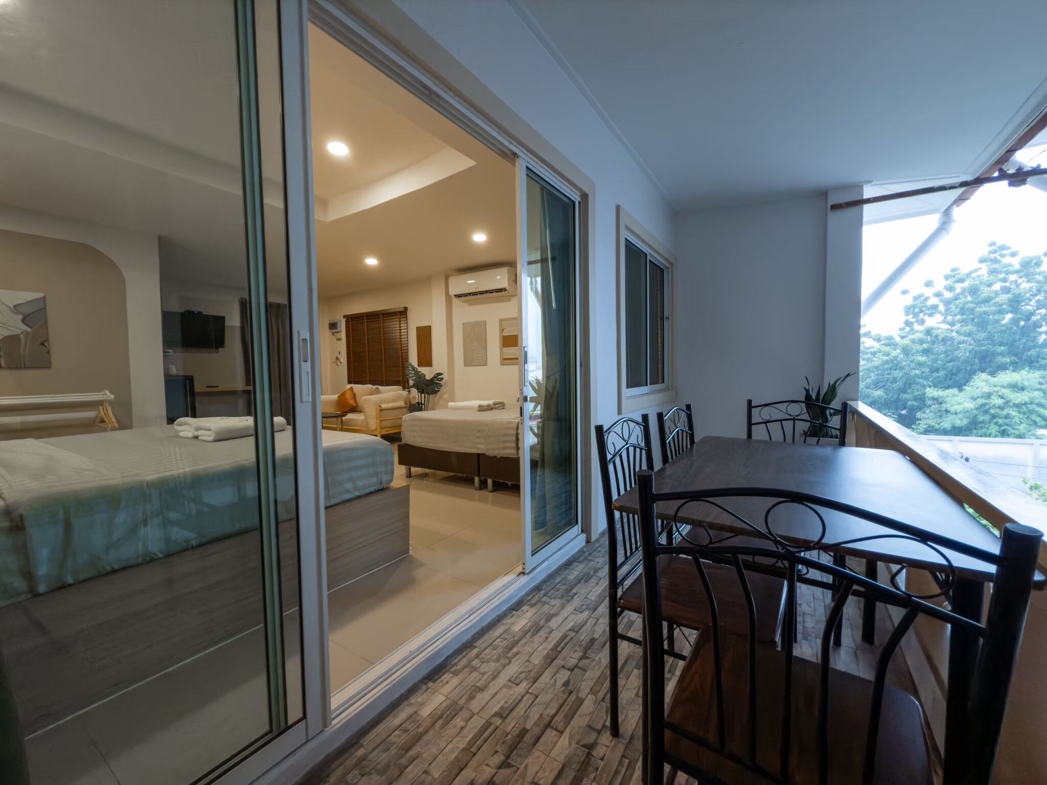 The Seathru Family Room | ลานระเบียง/นอกชาน