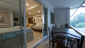 The Seathru Family Room | 테라스/파티오