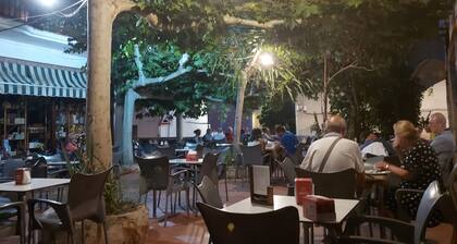Guest house with 6 rooms with private bathrooms, towels, bed linen, TV,
