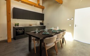 Réfrigérateur, micro-ondes, plaque de cuisson, lave-vaisselle