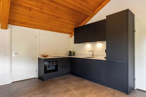 Kylskåp, mikrovågsugn, spishäll och diskmaskin