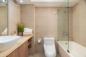 Haartrockner, Handtücher, Seife, Toilettenpapier