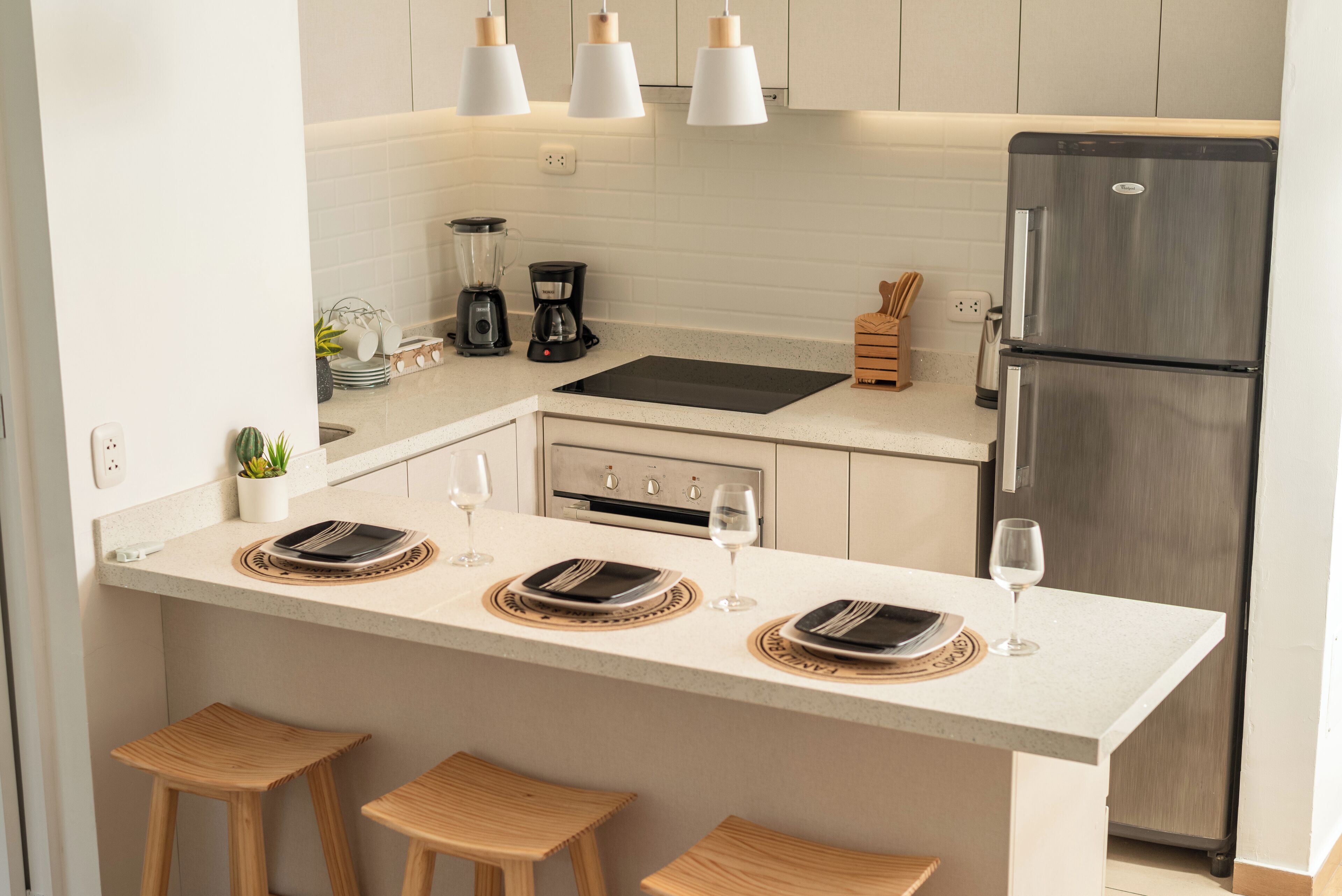 Microondas, horno y placa de cocina