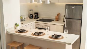 Microondas, horno y placa de cocina