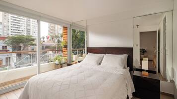 1 dormitorio, tabla de planchar con plancha, wifi y ropa de cama