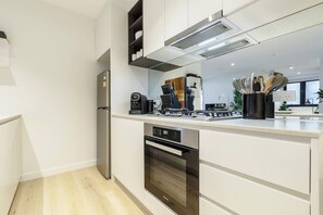 Kühlschrank, Mikrowelle, Ofen, Herdplatte