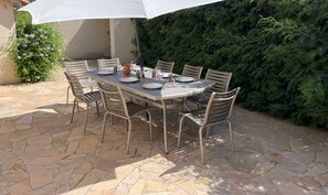 تناول الطعام بالخارج