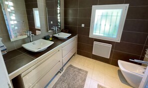 Shower, hair dryer, bidet, soap - Villa with swimming pool and outbuilding near town center and beach in Sainte Maxime (Sainte-Maxime)