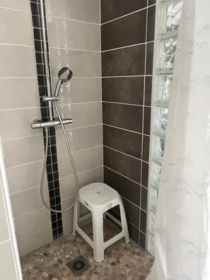 Bruser, hårtørrer, bidet, Sæbe