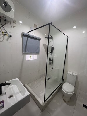 تجهيزات دش، مجففات شعر، مراحيض شطف، مناشف