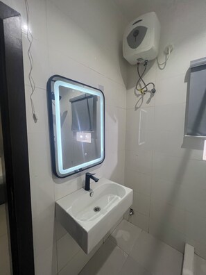 Dusche, Haartrockner, Bidet, Handtücher