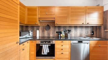 Geladeira, micro-ondas, fogĂŁo, cooktop
