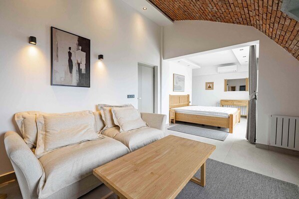4 bedrooms, iron/ironing board, Internet, bed sheets