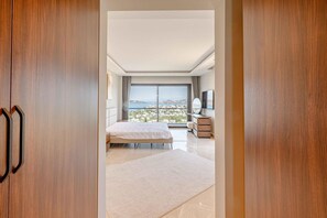 5 bedrooms, iron/ironing board, internet, bed sheets