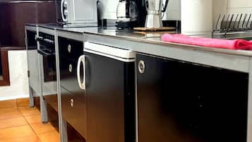 Een microgolfoven, een koffiezetapparaat/waterkoker