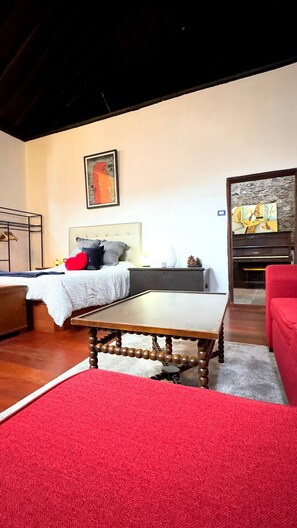 2 bedrooms, iron/ironing board, Internet, bed sheets