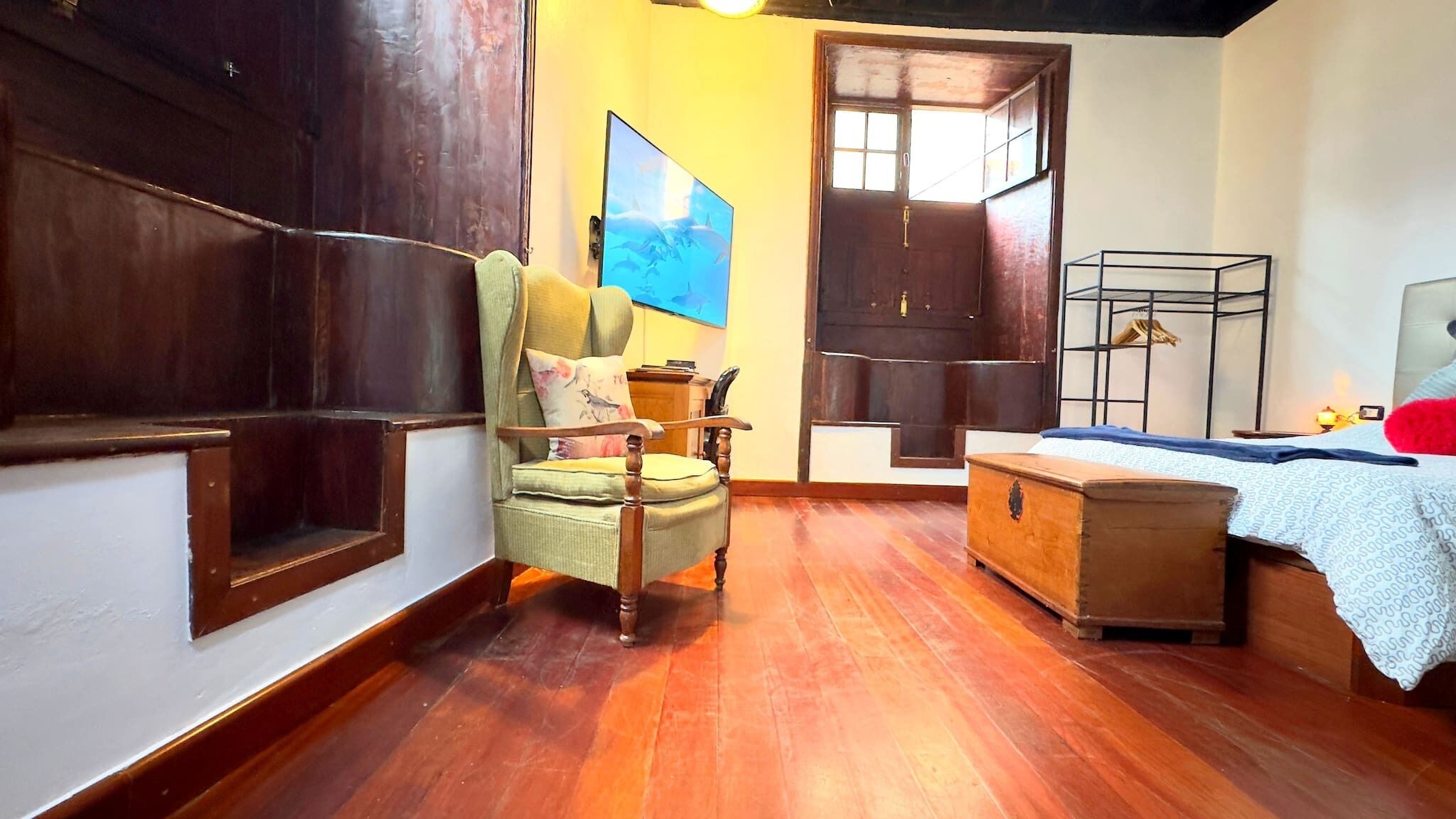 2 slaapkamers, een strijkplank/strijkijzer, internet, beddengoed