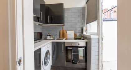 Luxury 1-Bed Near MCR Hospital