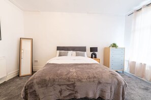 1 室のベッドルーム、デスク、アイロン / アイロン台、WiFi (無料)