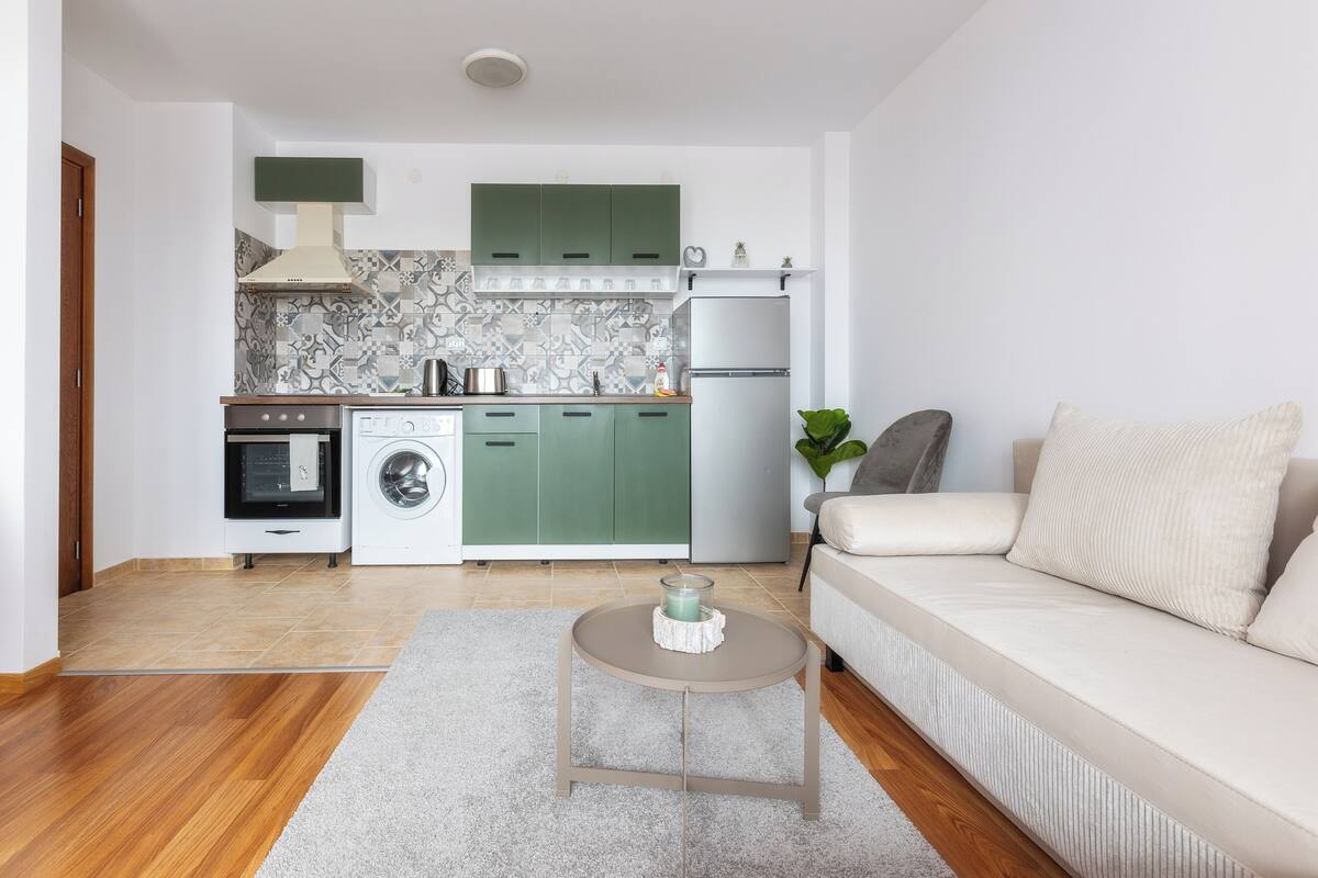 Apartamento família, cozinha, vista para a montanha | Ferros/tábuas de passar roupa, Wi-Fi de cortesia