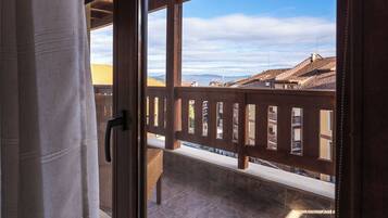 Deluxe-Suite, Küche, Bergblick | Bügeleisen/Bügelbrett, kostenlose Babybetten, kostenloses WLAN