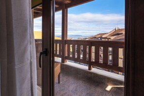 Suite Deluks, dapur, pemandangan gunung | Setrika/meja setrika, tempat tidur bayi gratis, dan Wi-Fi gratis