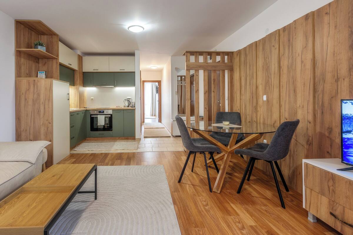 Family Apartment, Kitchen, Mountain View | Living area | 30-inch LED TV with digital channels, Netflix, Hulu