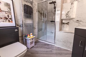 Dusche, Haartrockner, Handtücher, Shampoo
