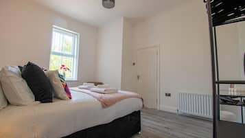 3 bedrooms, desk, iron/ironing board, free WiFi