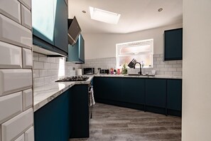 Een koelkast, een microgolfoven, een oven, een kookplaat