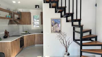 Fridge, oven, stovetop, coffee/tea maker