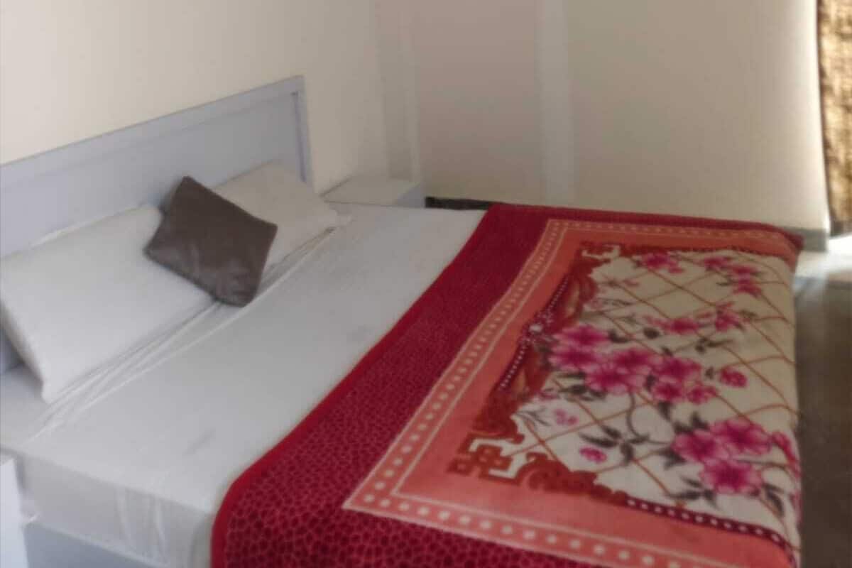 Double or Twin Room, City View | Peti besi dalam bilik, meja, kalis bunyi, seterika/papan seterika