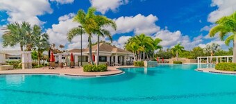 Townhome Retreat -WiFi Laundry access and AC in charming Rivercrest Community!