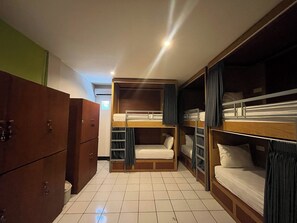 10-Bed Male Dormitory Room | Wifi gratis 