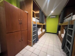 8 Beds Female Dormitory | Vista desde la habitación