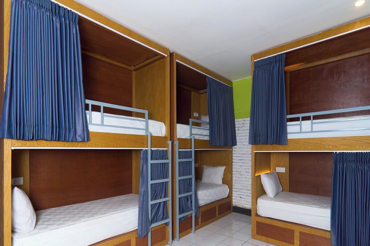 10-Bed Male Dormitory Room | Wifi gratis 