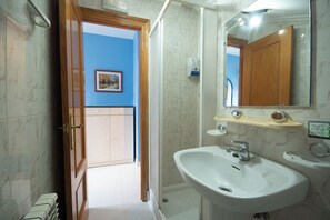 Basic Double Room, Garden View | Bathroom | Hair dryer, towels, soap, shampoo - El Espino Albar - Self Check-in (Argoños)