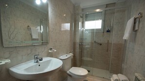 A modern bathroom with a glass-enclosed shower, a white sink, and a toilet. - El Espino Albar - Self Check-in (Argoños)