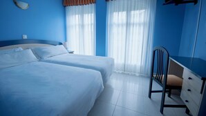 A bedroom with two beds, a desk, and a chair. - El Espino Albar - Self Check-in (Argoños)