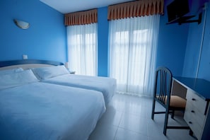 Habitación básica con 2 camas individuales, vista al jardín | Escritorio, espacio para trabajar con laptop y wifi gratis 