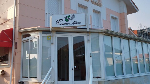 A building with a sign reading "Espino Albar" and a covered entrance with steps leading up to it. - El Espino Albar - Self Check-in (Argoños)