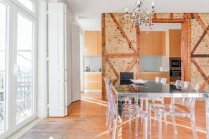 House | In-room dining