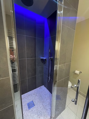 Douche, sĂšche-cheveux, serviettes fournies, savon